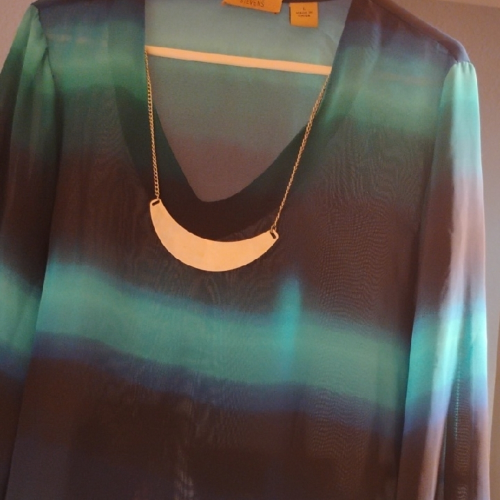 A Blouse Long Sleeve Lightweight With A Silver Necklace And You Can Take It Off